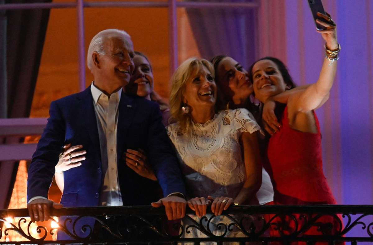 Zusammen mit seiner Frau Jill, seiner Tochter Ashley (rechts) und zwei seiner Enkelinnen betrachtet Joe Biden das Feuerwerk vom Balkon des Weißen Hauses. Foto: AFP/ANDREW CABALLERO-REYNOLDS