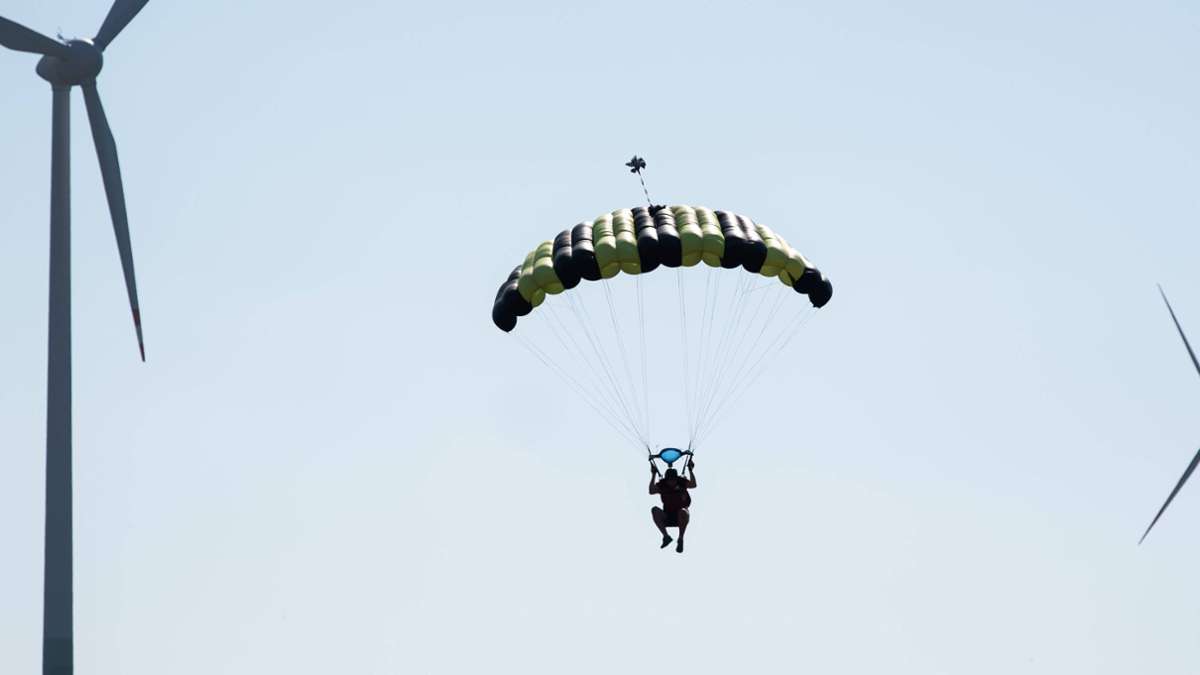 Schwaben: Fallschirmspringer bei zu harter Landung schwer verletzt