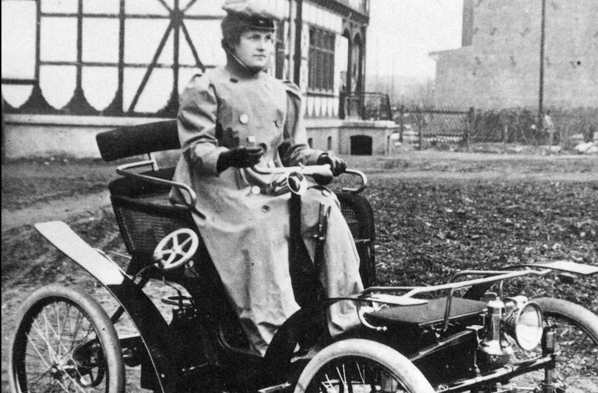 Wilhelmine Ehrhardt aus Eisenach am Steuer: Frauen waren von Beginn an Teil der Automobilgeschichte. Foto: Arte/AWE Stiftung Eisenach