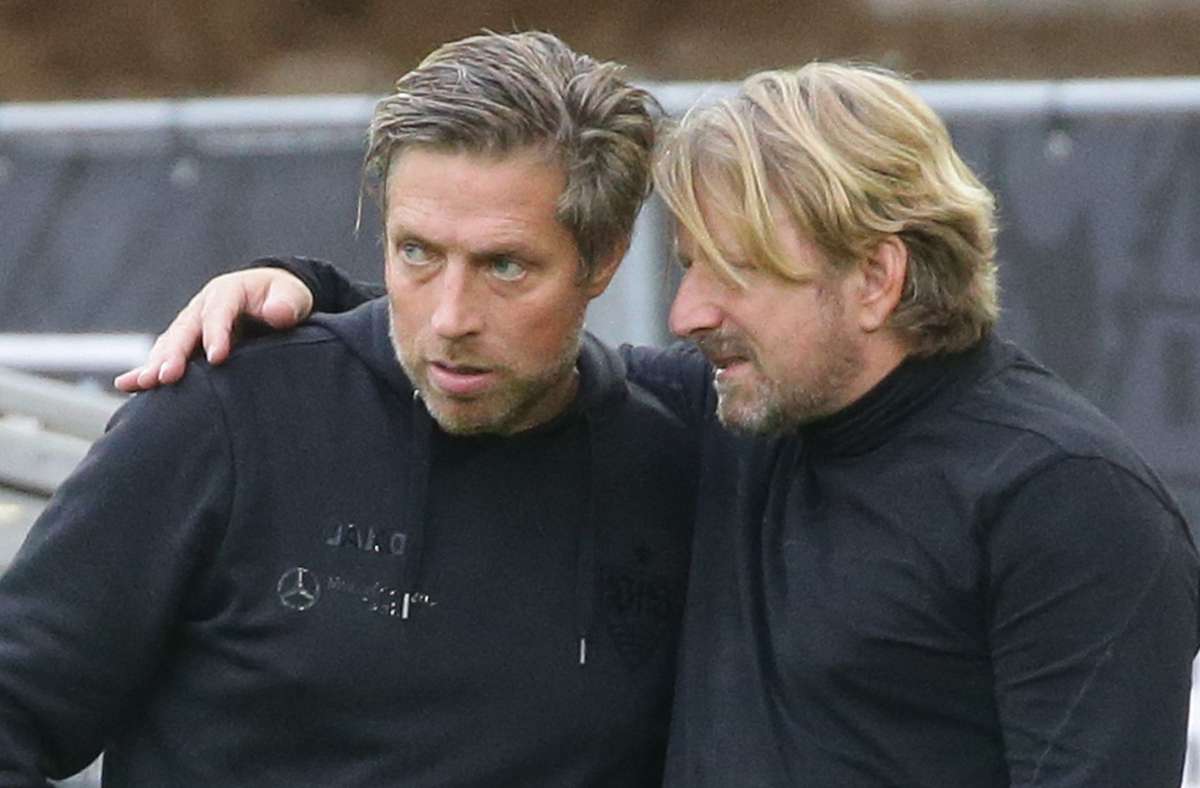 Trainer Michael Wimmer (li.) genießt vorerst das Vertrauen von Sportdirektor Sven Mislintat.
