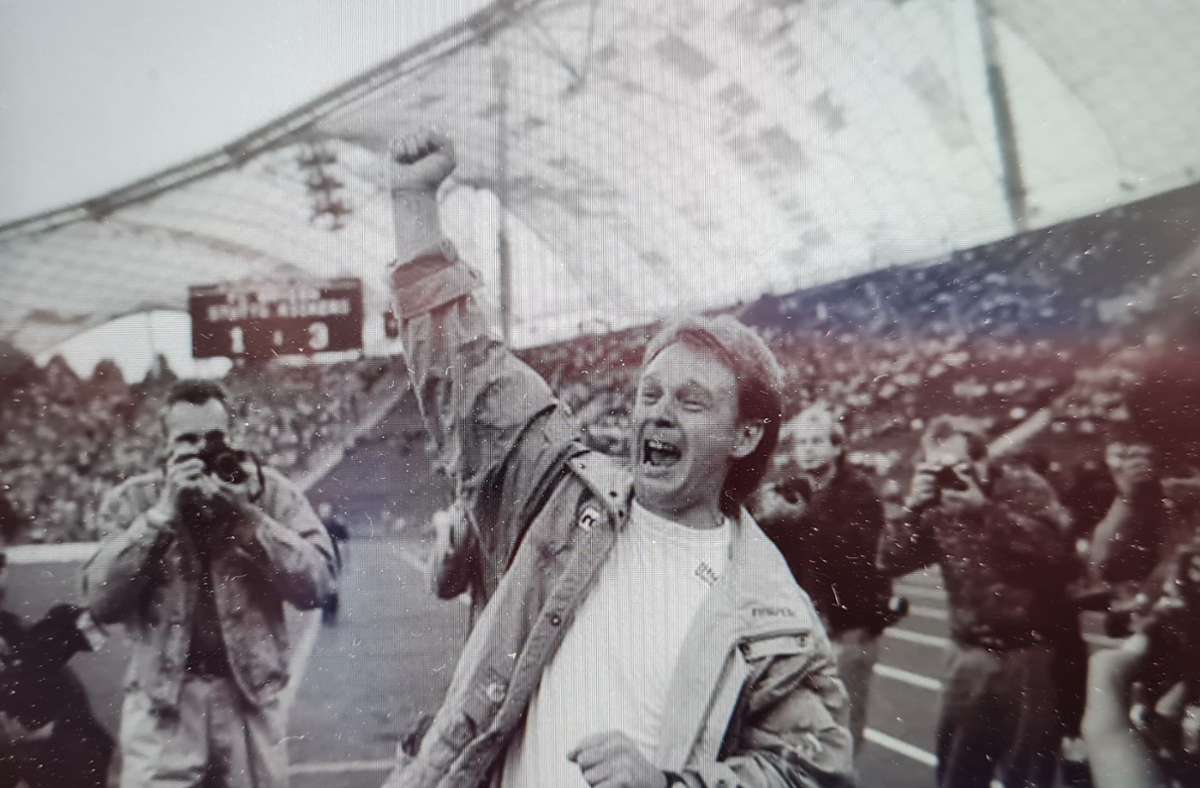 Rainer Zobel bejubelt den denkwürdigen Sieg der Stuttgarter Kickers beim FC Bayern  München am 5. Oktober 1991.