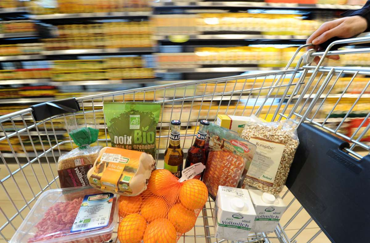 Bei  Bioprodukten ist der Absatzrückgang  von Januar bis März trotz  Sparsamkeit der Verbraucher geringer als bei herkömmlichen Lebensmitteln gewesen. Foto: dpa/David Ebener