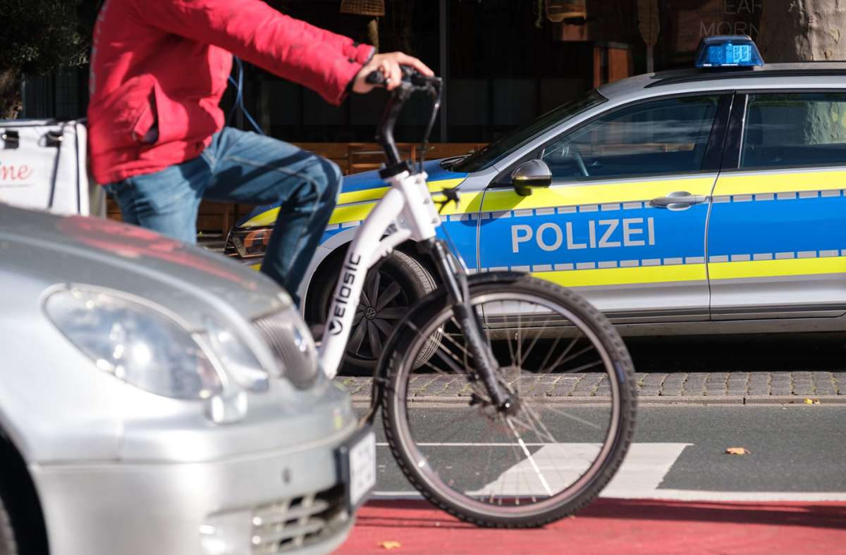 In Esslingen wurde ein 73-jähriger Radfahrer leicht verletzt. (Symbolfoto) Foto: picture alliance/dpa/Ole Spata