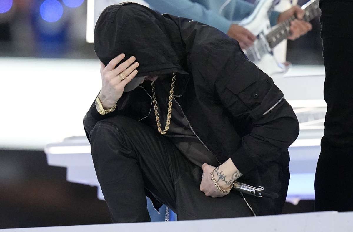 Halbzeit-Show beim 56. Super Bowl: Eminem geht auf die Knie – Rap-Stars setzen Zeichen gegen Rassismus