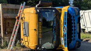 Umgekippter Lastwagen verursacht lange Sperrung am Weißen Stein