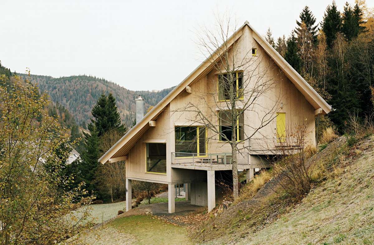Auch Einfamilienhäuser von Architekten aus Stuttgart sind unter den „Häusern des Jahres 2022“. Dieses Einfamilienhaus im Schwarzwald von AMUNT Nagel Theissen Architekten  aus Stuttgart hat  besondere Anerkennung erhalten.