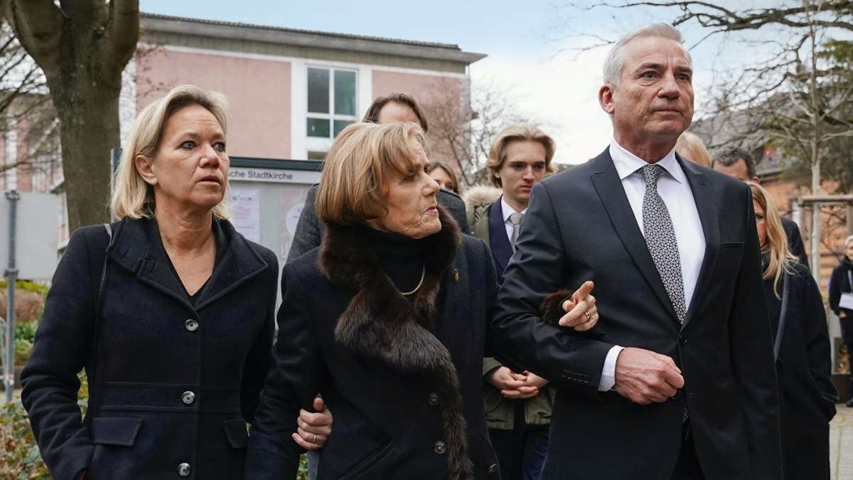 Ingeborg Schäuble (Mitte), flankiert von ihrer Tochter Christine Strobl und ihrem Schwiegersohn Thomas Strobl auf dem Weg zur Trauerfeier in der Offenburger Stadtkirche.