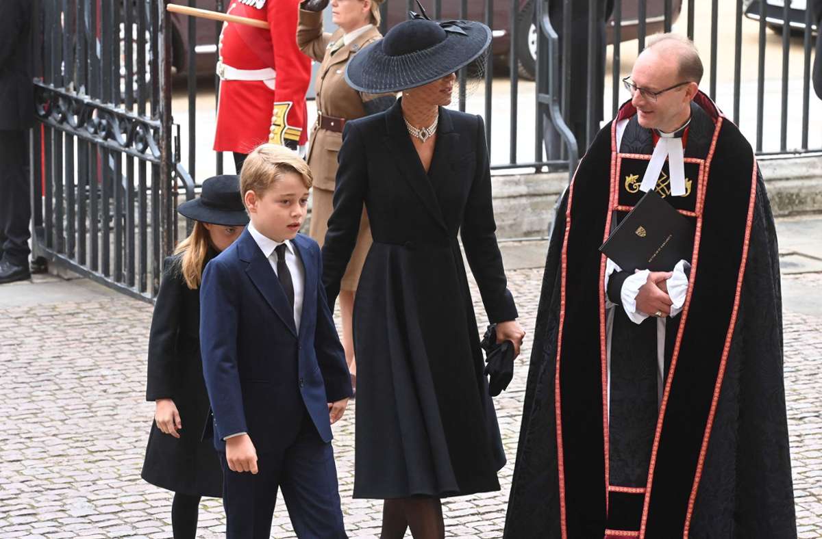 Prinzessin Kate trug beim Staatsbegräbnis der Queen ein Mantelkleid von Alexander McQueen – ...