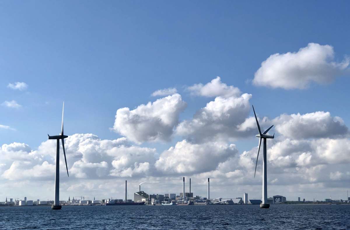Zwischen den Windenergieanlagen des  Offshore-Parks Middelgrunden ist links das  ungewöhnliche Gebäude des Müllheizkraftwerks Amager Bakke zu sehen.