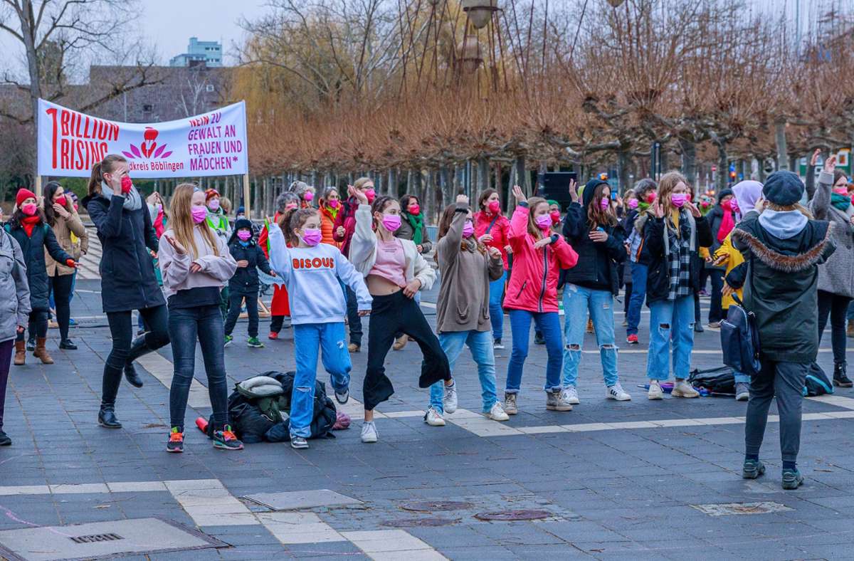 Frauen und Mädchen treffen sich am Elbenplatz in Böblingen am Montagabend – tänzerisch wollen sie der Gewalt gegen Frauen Einhalt gebieten. Foto: Stefanie Schlecht