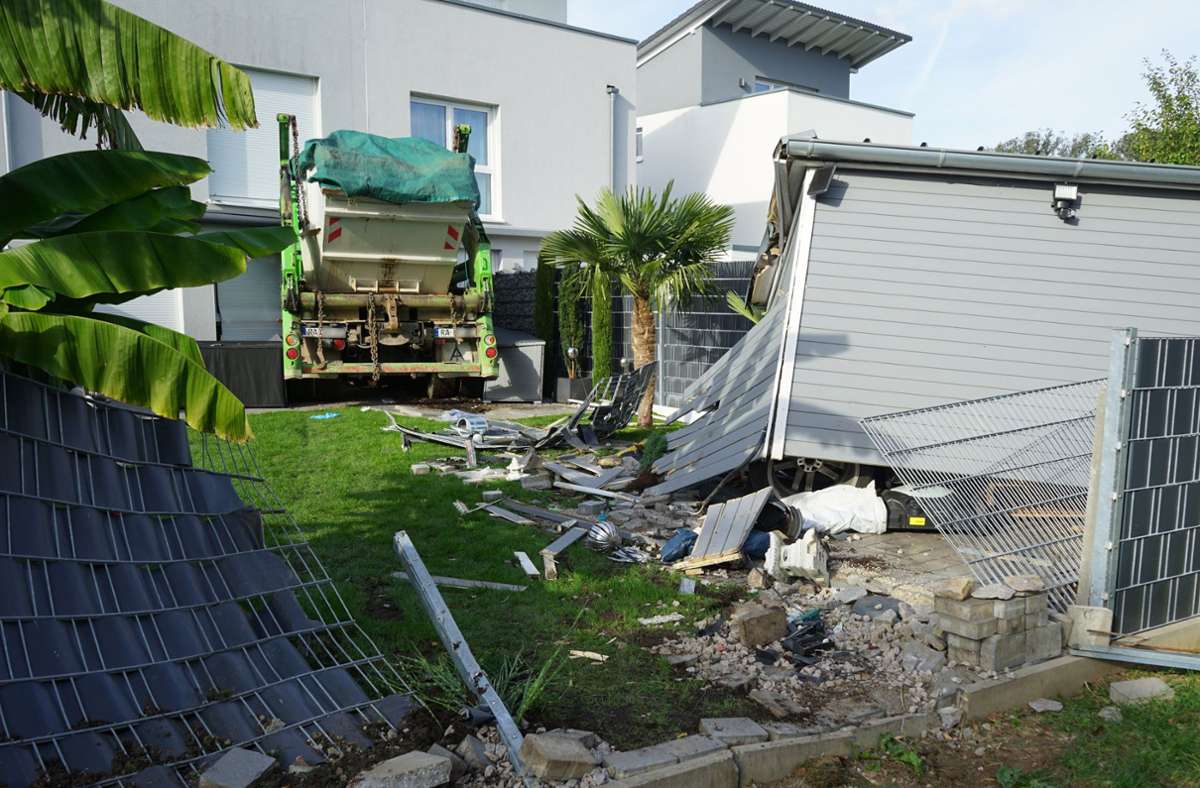 Unfall in Rastatt: Kieslaster kracht in Doppelhaus