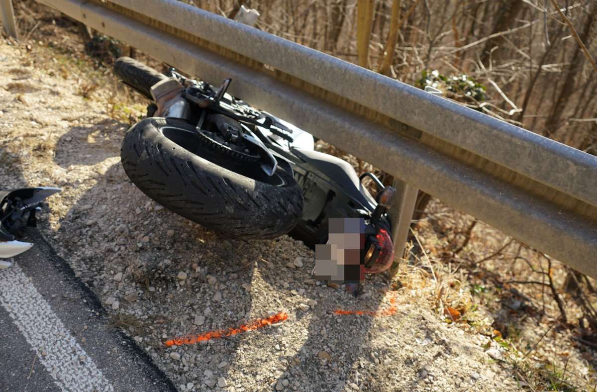 Neidlingen im Kreis Esslingen: Motorradfahrer stirbt nach Unfall auf Landstraße