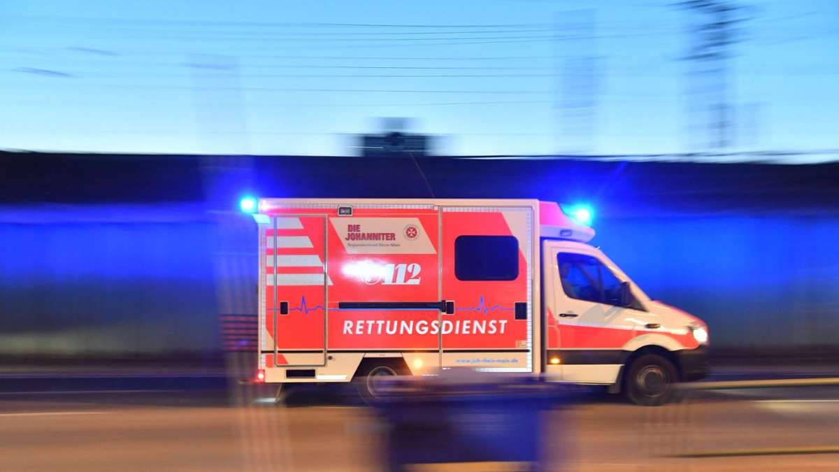 A8 bei Pforzheim: Ein Toter und ein Schwerverletzter nach Auffahrunfall
