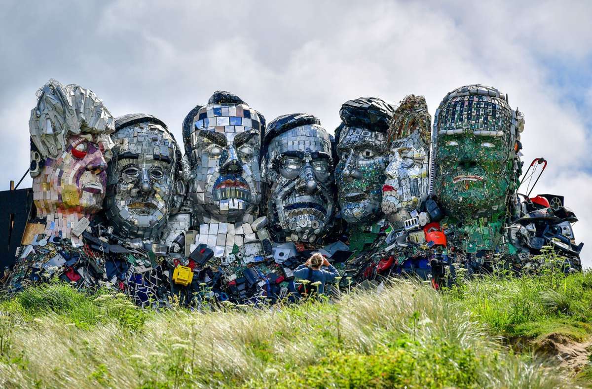 Das Kunstwerk „Mount Trashmore“ von Alex Wreckage und Joe Rush zeigt vor dem G7-Gipfel in Cornwall die G7-Gipfelteilnehmer aus Altmetall – die Künstler wollen damit auf  die Gefahr von Elektromüll aufmerksam machen. Foto: dpa