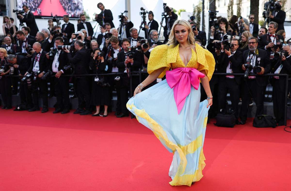 Wie das bunteste Geschenk auf dem Gabentisch – die britische Sängerin Tallia Storm war in einem Kleid von Yanina Couture garantiert nicht zu übersehen.