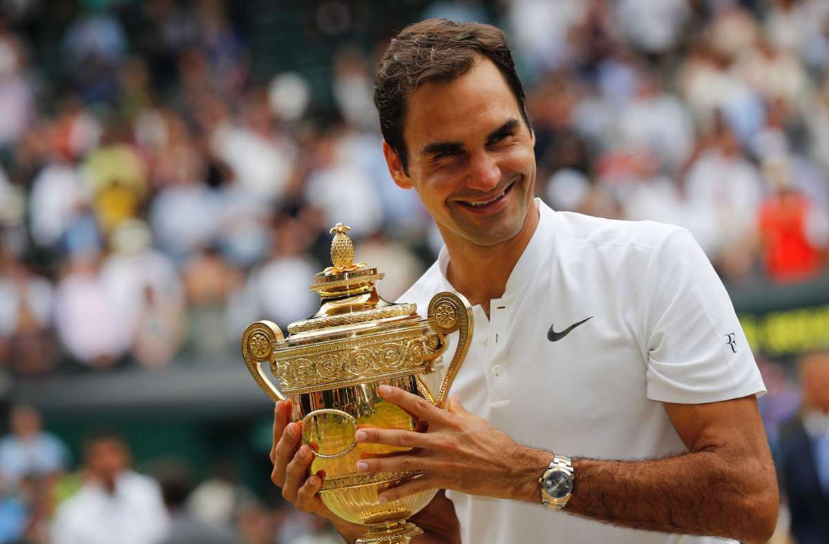 Roger Federer mit der Trophäe, die er am häufigsten in Händen hielt: Der Schweizer siege achtmal auf dem Heiligen Rasen von Wimbledon.