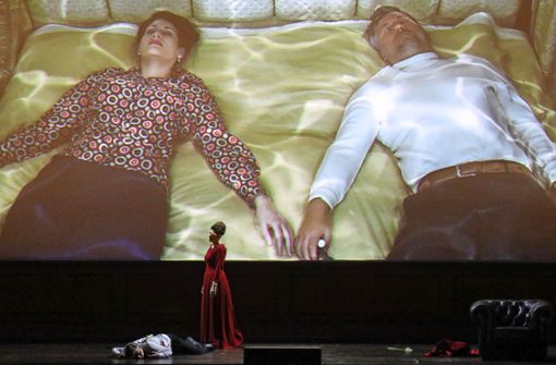 Jonas Kaufmann und Anja Harteros in München – halb tot auf der Bühne (unten) und ganz tot im Film Foto: © Wilfried Hösl