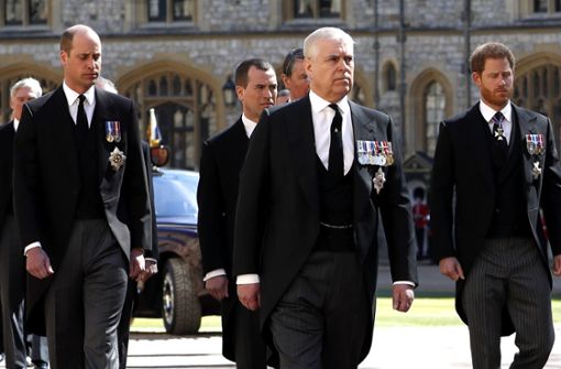 Prinz William (links) und Prinz Harry laufen gemeinsam im Trauerzug. Foto: dpa/Alastair Grant
