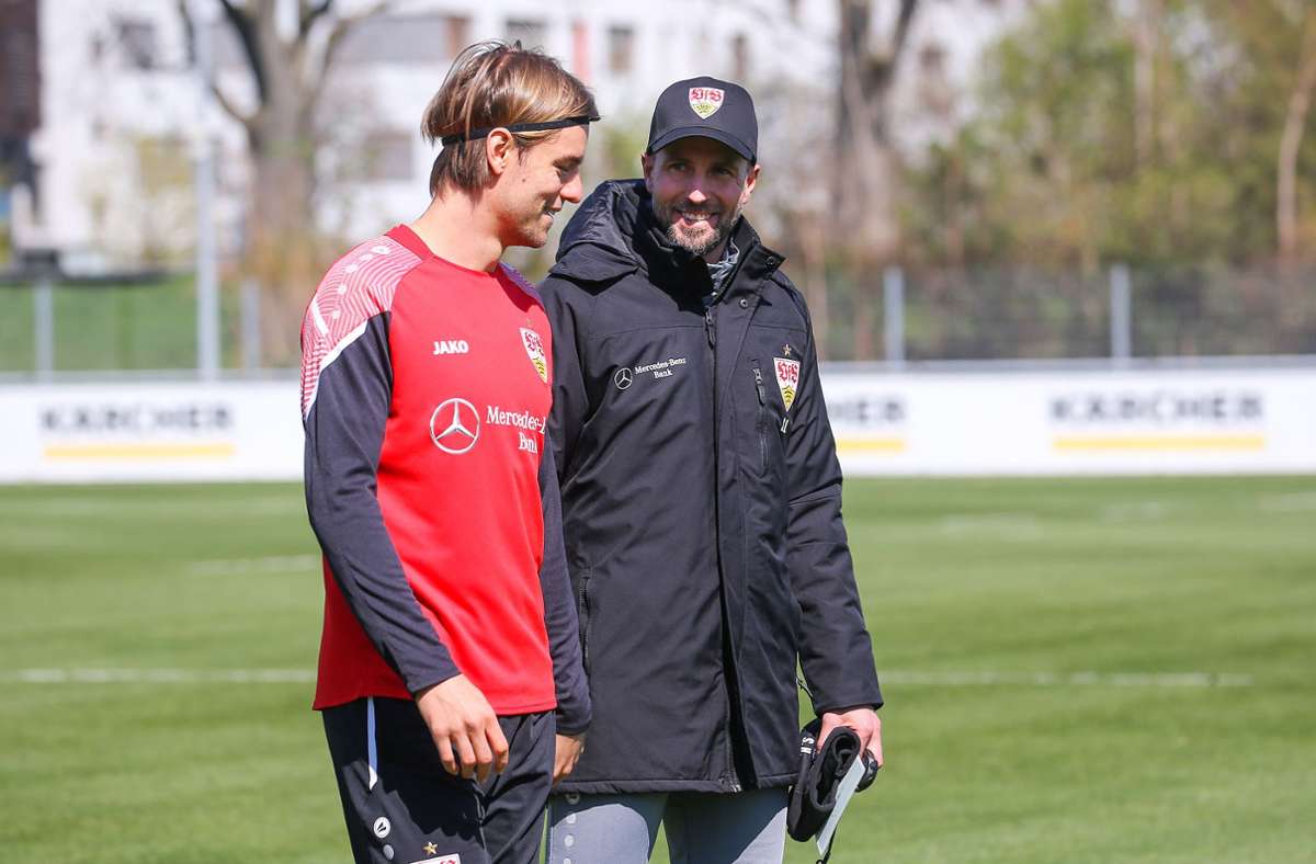Erste Begegnungen auf dem Trainingsplatz: Sebastian  Hoeneß (rechts) und VfB-Spieler Borna Sosa. In unserer Bildergalerie blicken wir in die Vergangenheit des neuen VfB-Trainers.