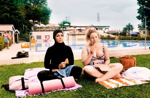 Paula (Julia Jendroßek) möchte Yasemins (Nilam Farooq, links) Freundin sein. Foto: Constantin