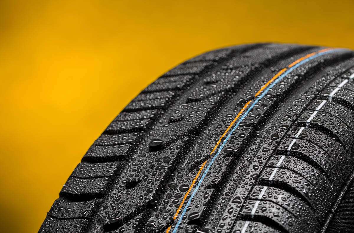 Die Laufrichtung von Reifen lässt sich an der Flanke ablesen. So erkennen Sie die Richtung von laufrichtungsgebundenen Reifen.