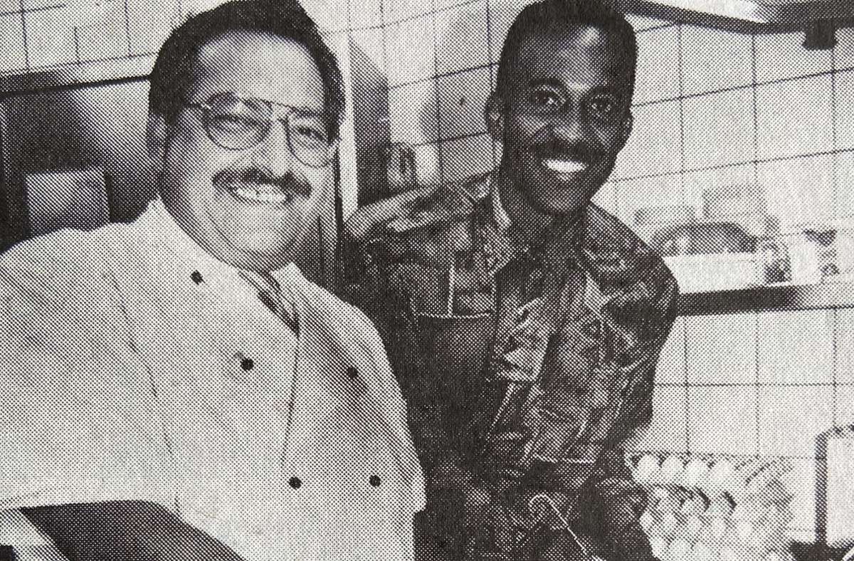 Der Spätzle-Champion aus dem Reussenstein: Frankie Fredericks (rechts) zusammen mit Wolfgang Böckle in der Küche des Restaurants