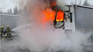 Schlafenden Fahrer aus brennendem Lkw gerettet