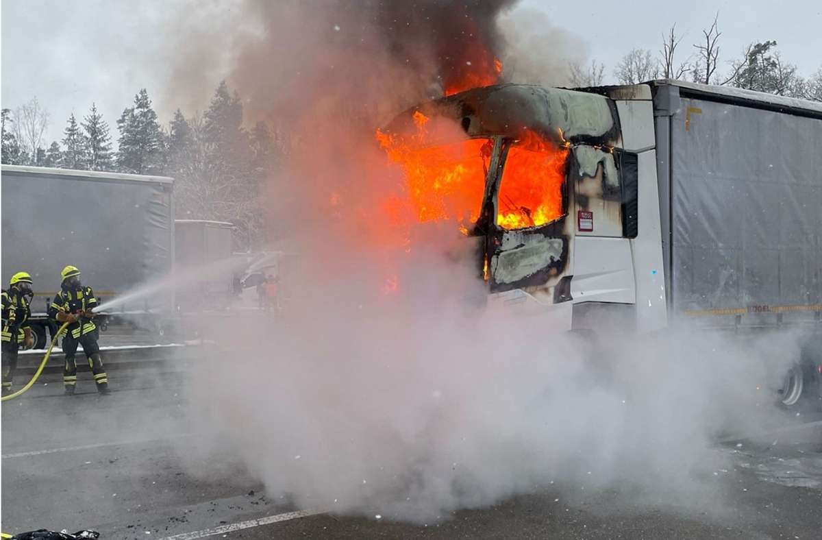 Nufringen: Schlafenden Fahrer aus brennendem Lkw gerettet