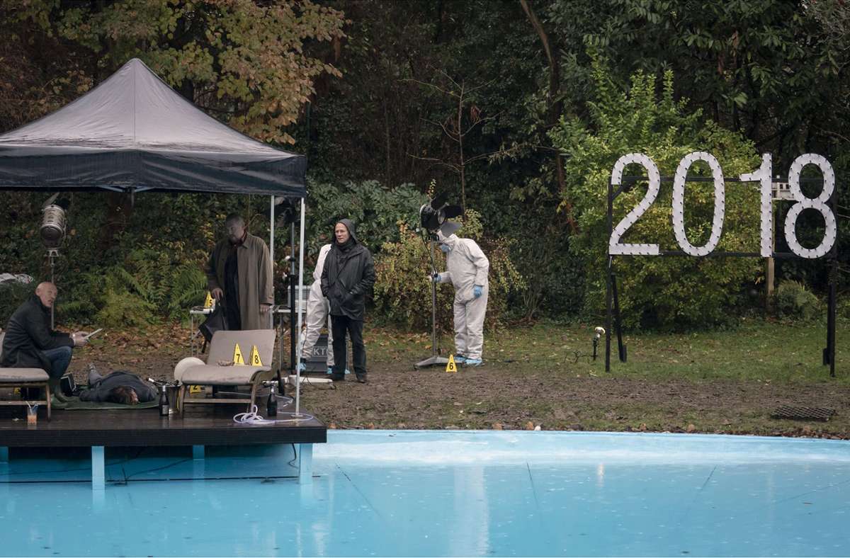 Jähes Erwachen am Neujahrsmorgen 2018: Der menschlich ungenießbare Schauspieler Thore Bärwald (Max Hopp) liegt tot im Swimming Pool der Gastgeber.