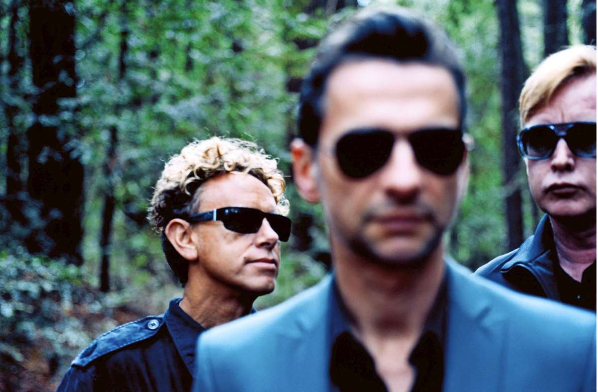 Im November 2008 fotografiert Anton Corbijn Martin Gore, Dave Gahan und Andrew Fletcher (v. li.)  in den nordkalifornischen Wäldern. Dieses und weitere Bandfotos sind in dem Bildband von Taschen „Depeche Mode by Anton Corbijn“ zu bewundern.