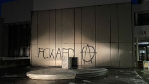Unbekannte sprühen AfD-Schmähung an Sindelfinger Rathaus