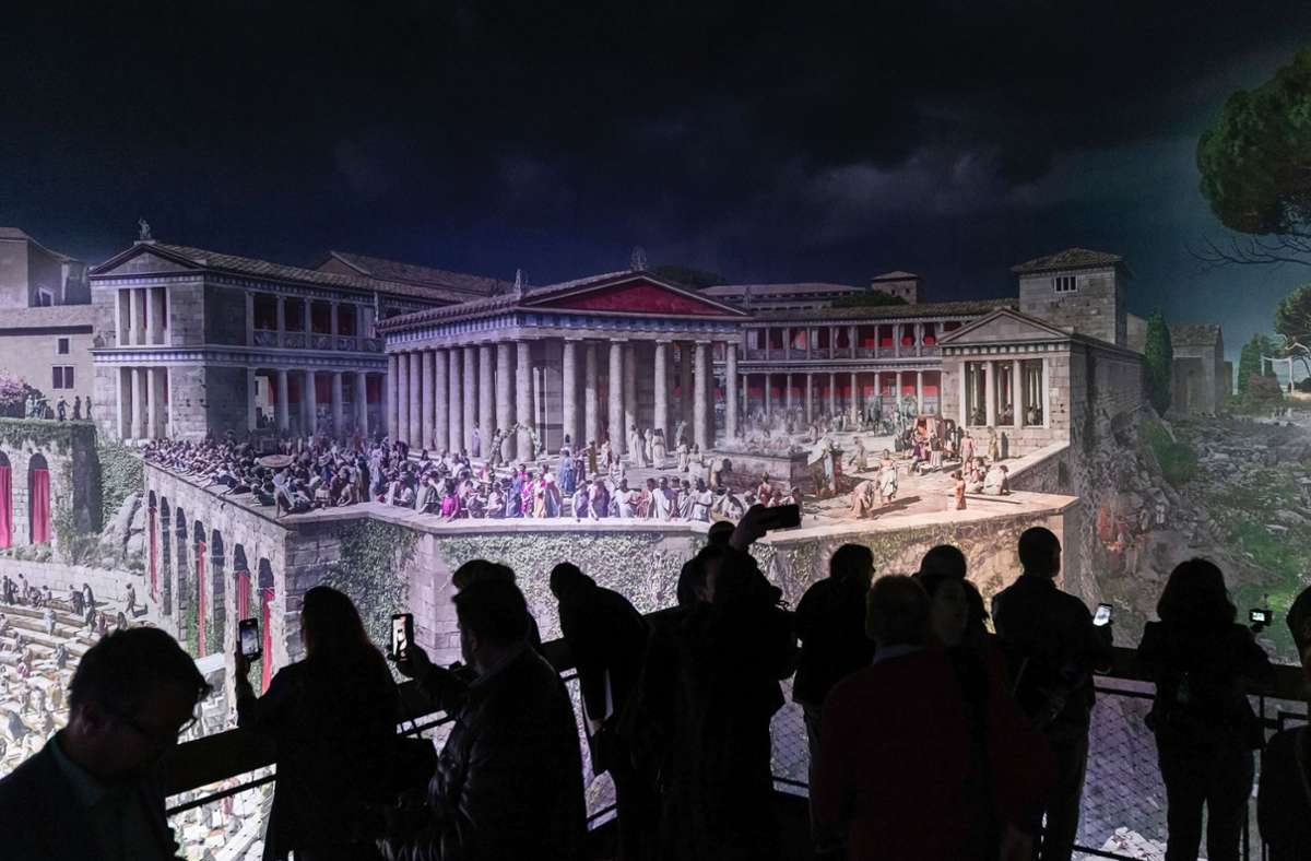 Die Besucher blicken auf die Akropolis von Pergamon. Foto: asisi//nelie Saroglou
