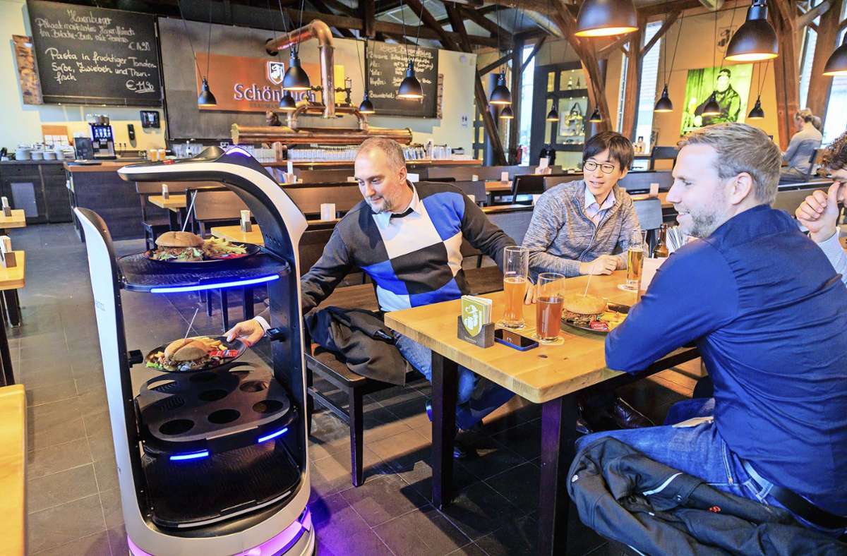 Innovation im Böblinger Brauhaus: Servier-Roboter Bellabot liefert Getränke und miaut beim Streicheln