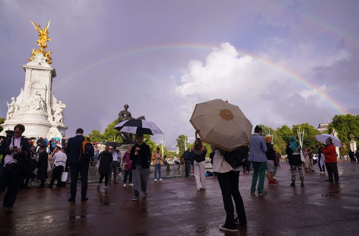Kurz vor Tod der Queen: Ein letzter Gruß – Regenbogen strahlte über London