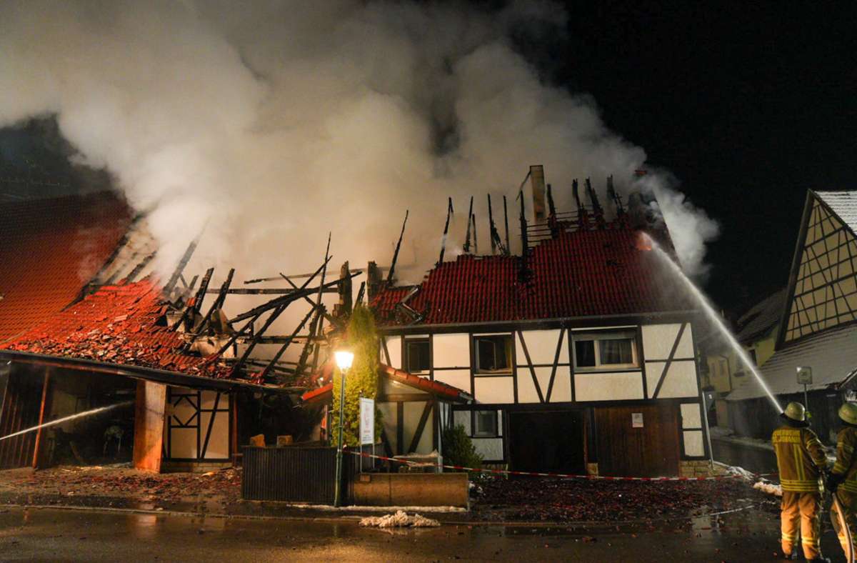 Brand bei Sankt Johann nahe Reutlingen: Sieben tote Pferde in den Trümmern gefunden
