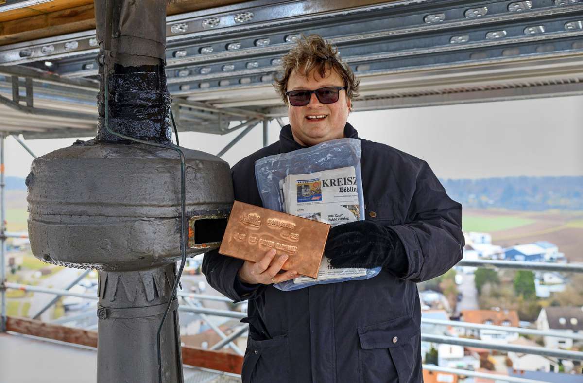 Vor dem Abbau des Gerüsts hat Pfarrer Andreas Roß noch Zeitdokumente im Turmknauf an der Kirchturmspitze hinterlegt.