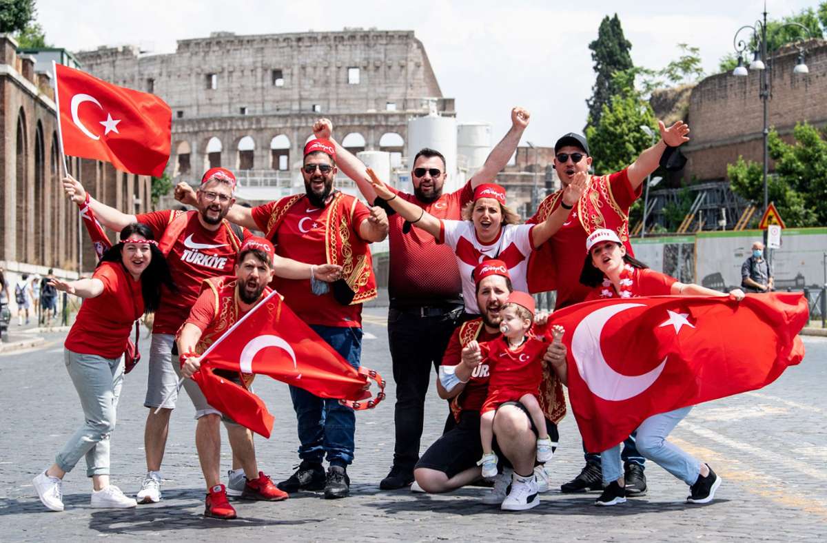 Türkei-Fans aus Stuttgart fiebern in Italien mit ihrer Mannschaft mit.