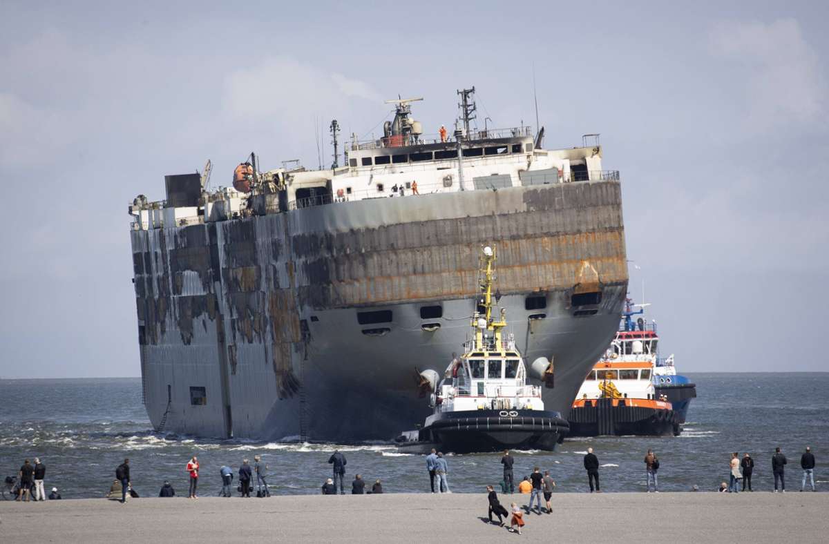 Nach Großfeuer: Frachter ist im sicheren Hafen eingetroffen
