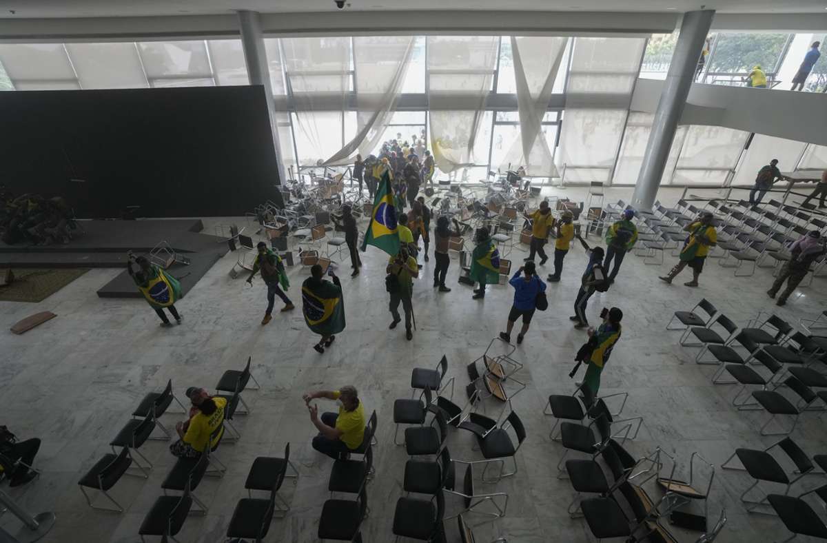 Die Demonstranten durchbrachen die Fenster des Palacio do Planalto, dem offiziellen Sitz des brasilianischen Präsidenten und der Regierung.
