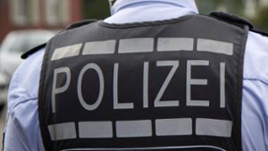 Polizei ermittelt in Böblingen: Unbekannter schlägt Heckscheibe ein