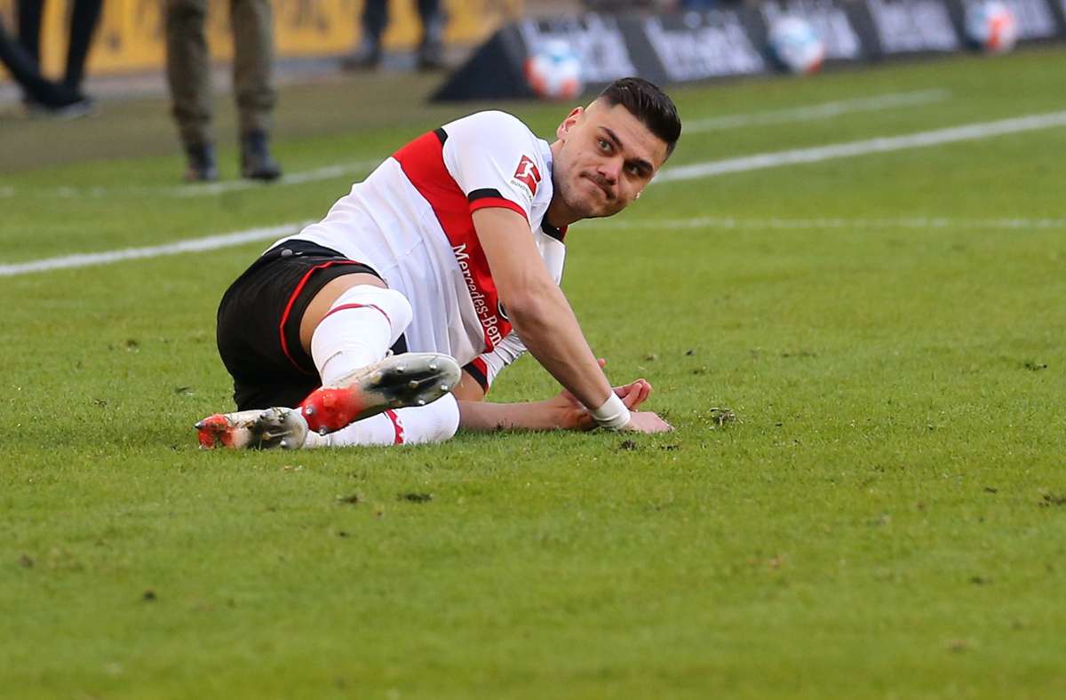 Konstantinos Mavropanos (VfB) während der Partie gegen RB Leipzig am Boden.