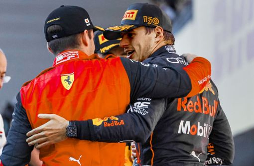 Charles Leclerc (li.) gratuliert Max Verstappen zum Gewinn des WM-Titels – doch es gab Kritik an den Formel-1-Regelhütern. Foto: IMAGO/HochZwei