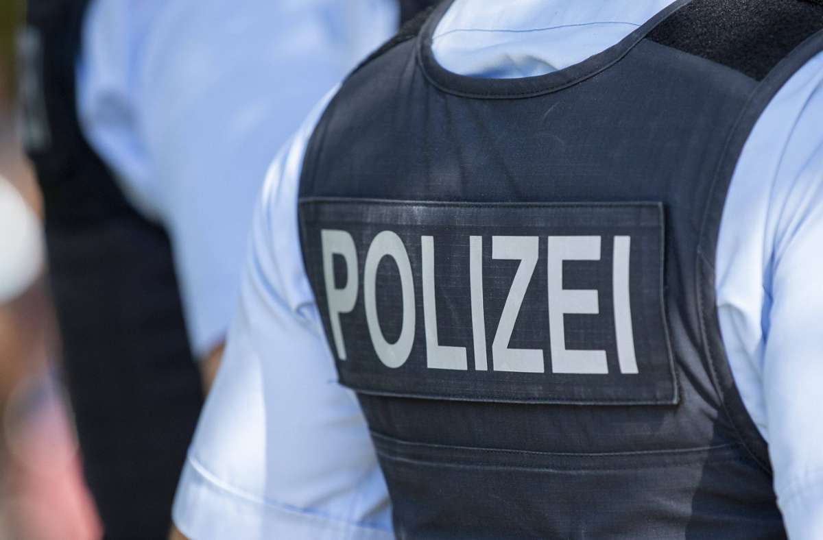 Hauptbahnhof in Tübingen: 17-Jährige tritt Polizisten gegen den Kopf