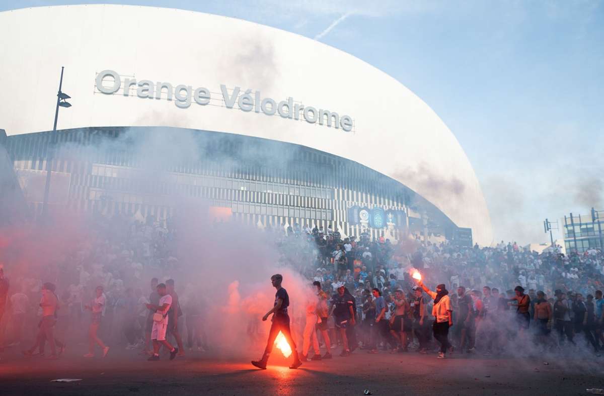 Fans mit Pyrotechnik am Dienstagabend vor dem Stade Velodrome in Marseille.