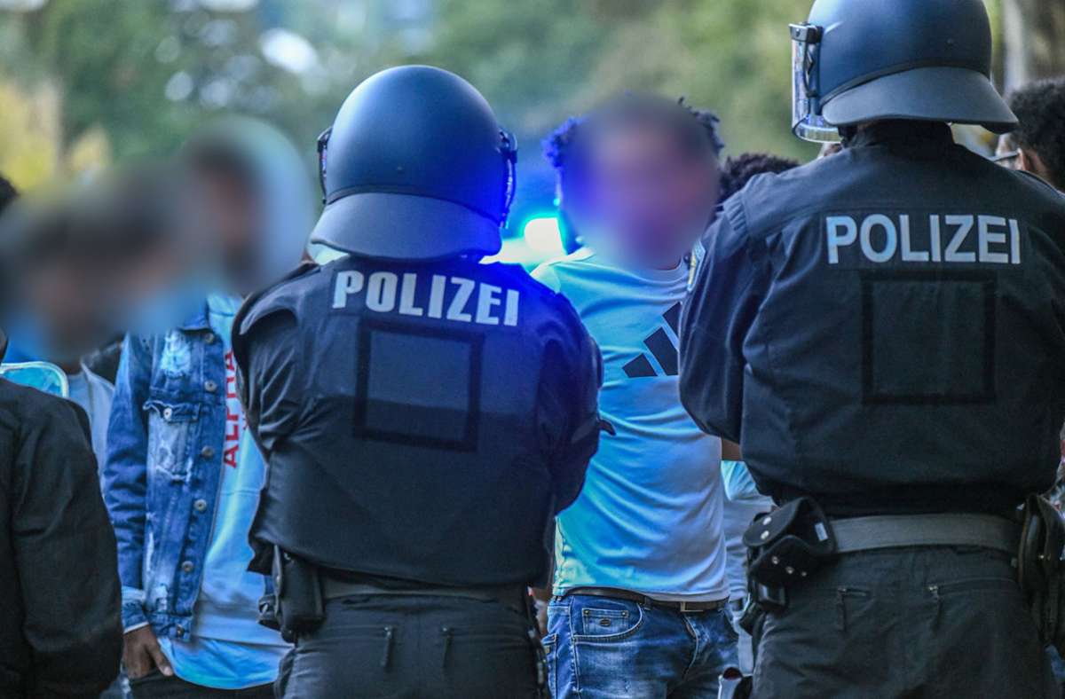 In Stuttgart sind bei heftigen Ausschreitungen 24 Polizisten verletzt worden.