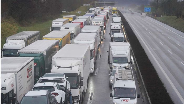 Tiertransporter kippt um – Autobahn noch immer komplett gesperrt