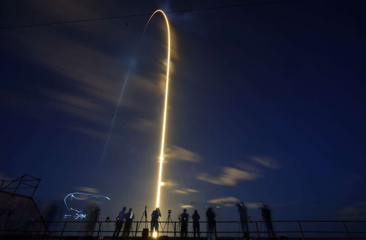 Das „Dragon“-Raumschiff von SpaceX startet zunächst senkrecht, geht dann auf einen Kurs parallel zur Erdoberfläche und  beschleunigt auf rund 27.000 Kilometer pro Stunde. So bleibt es in einer  Umlaufbahn um den Planeten.