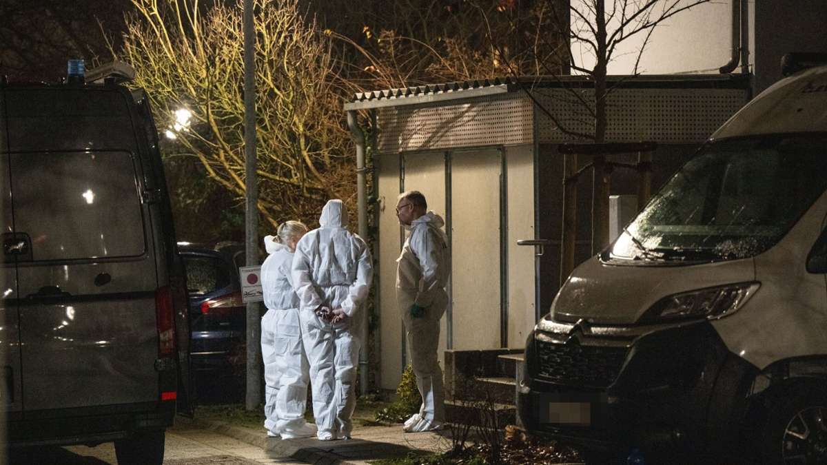 In Bietigheim-Bissingen wurden am Freitag in einer Wohnung  die Leichen von einer 52-jährigen Frau und ihrem 21 Jahre alten Sohn gefunden.
