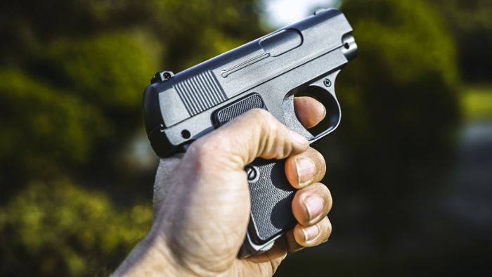 Zeugen melden Mann mit Pistole