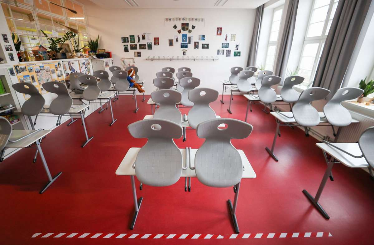 Klassenzimmer bleiben wohl noch eine Weile aufgestuhlt. Foto: dpa/Jan Woitas